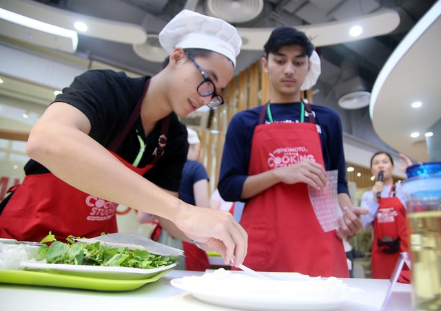 115 “nhà lãnh đạo trẻ châu Á” tìm hiểu ẩm thực, văn hóa Việt tại Ajinomoto Cooking Studio - Ảnh 1.