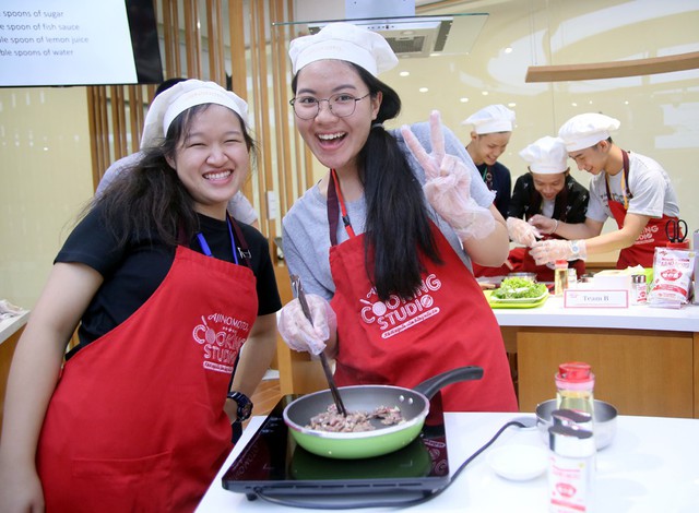 115 “nhà lãnh đạo trẻ châu Á” tìm hiểu ẩm thực, văn hóa Việt tại Ajinomoto Cooking Studio - Ảnh 2.