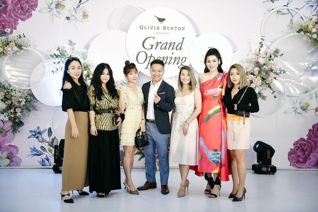&Aacute; hậu T&uacute; Anh, nh&agrave; thiết kế H&agrave; C&uacute;c lộng lẫy trong lễ khai trương thương hiệu đồng hồ Olivia Burton - Ảnh 1.