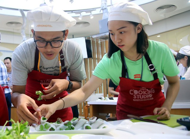 115 “nhà lãnh đạo trẻ châu Á” tìm hiểu ẩm thực, văn hóa Việt tại Ajinomoto Cooking Studio - Ảnh 3.