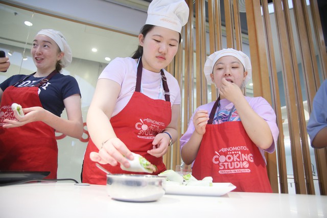 115 “nhà lãnh đạo trẻ châu Á” tìm hiểu ẩm thực, văn hóa Việt tại Ajinomoto Cooking Studio - Ảnh 4.