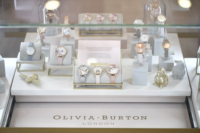 &Aacute; hậu T&uacute; Anh, nh&agrave; thiết kế H&agrave; C&uacute;c lộng lẫy trong lễ khai trương thương hiệu đồng hồ Olivia Burton - Ảnh 4.