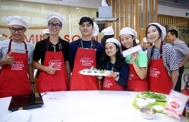 115 “nhà lãnh đạo trẻ châu Á” tìm hiểu ẩm thực, văn hóa Việt tại Ajinomoto Cooking Studio - Ảnh 5.