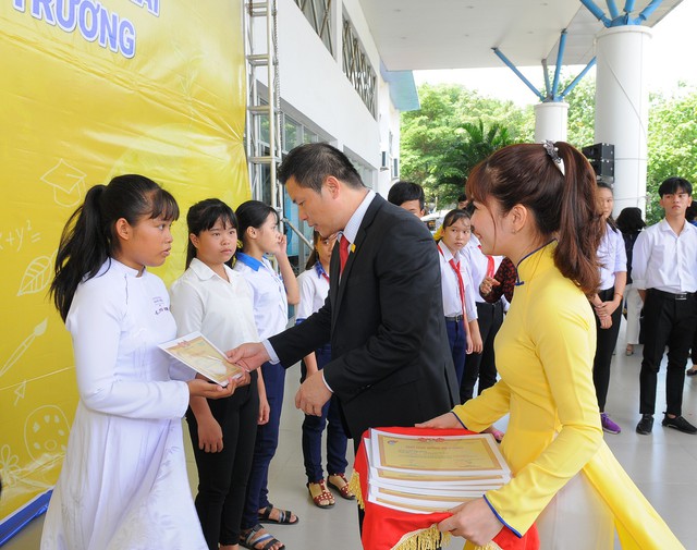 Nam A Bank trao học bổng và tuyên truyền bảo vệ môi trường cho học sinh tỉnh Long An - Ảnh 1.