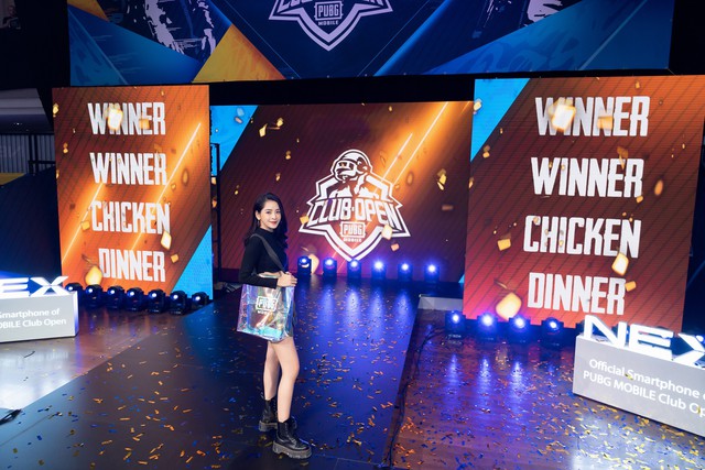 Chi Pu cổ vũ các đội tuyển PUBG Mobile VN tại chung kết PMCO 2019 khu vực Việt Nam - Ảnh 1.