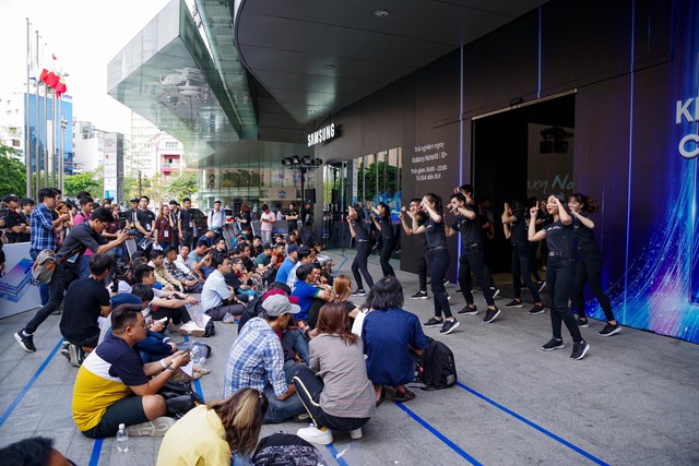 Cứ ngỡ Li&ecirc;n Bỉnh Ph&aacute;t xếp h&agrave;ng mua Note10 ng&agrave;y mở b&aacute;n cho c&ocirc; g&aacute;i n&agrave;o, đ&aacute;m đ&ocirc;ng bất ngờ nhận ra c&ocirc; g&aacute;i ấy l&agrave; BB Trần - Ảnh 1.