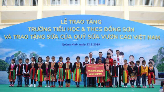 Trẻ em Quảng Ninh đ&oacute;n nhận ng&ocirc;i trường mới v&agrave; hơn 71 ng&agrave;n ly sữa từ Quỹ sữa Vươn cao Việt Nam - Ảnh 1.