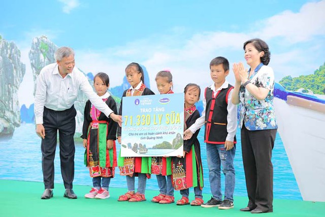 Trẻ em Quảng Ninh đ&oacute;n nhận ng&ocirc;i trường mới v&agrave; hơn 71 ng&agrave;n ly sữa từ Quỹ sữa Vươn cao Việt Nam - Ảnh 2.