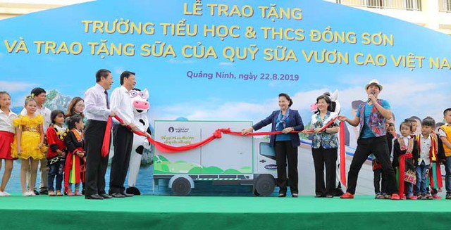 Trẻ em Quảng Ninh đ&oacute;n nhận ng&ocirc;i trường mới v&agrave; hơn 71 ng&agrave;n ly sữa từ Quỹ sữa Vươn cao Việt Nam - Ảnh 3.