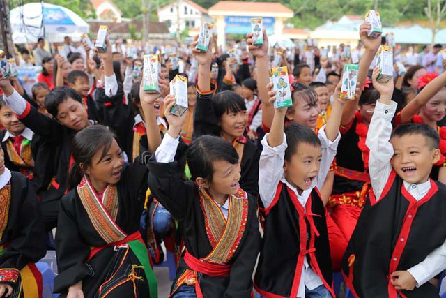 Trẻ em Quảng Ninh đ&oacute;n nhận ng&ocirc;i trường mới v&agrave; hơn 71 ng&agrave;n ly sữa từ Quỹ sữa Vươn cao Việt Nam - Ảnh 4.