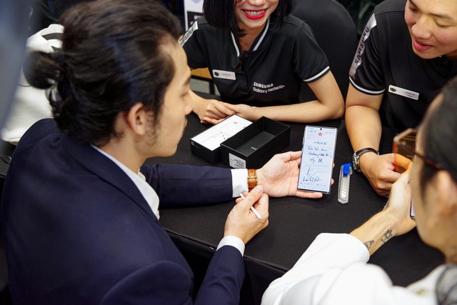 Cứ ngỡ Li&ecirc;n Bỉnh Ph&aacute;t xếp h&agrave;ng mua Note10 ng&agrave;y mở b&aacute;n cho c&ocirc; g&aacute;i n&agrave;o, đ&aacute;m đ&ocirc;ng bất ngờ nhận ra c&ocirc; g&aacute;i ấy l&agrave; BB Trần - Ảnh 6.