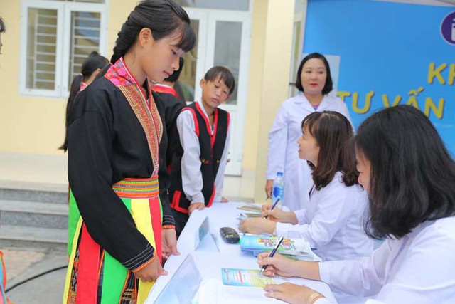 Trẻ em Quảng Ninh đ&oacute;n nhận ng&ocirc;i trường mới v&agrave; hơn 71 ng&agrave;n ly sữa từ Quỹ sữa Vươn cao Việt Nam - Ảnh 6.