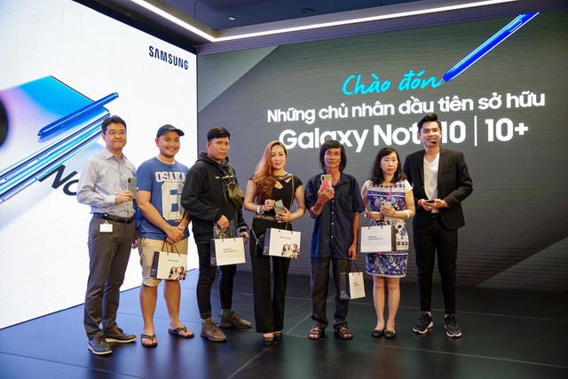 Cứ ngỡ Li&ecirc;n Bỉnh Ph&aacute;t xếp h&agrave;ng mua Note10 ng&agrave;y mở b&aacute;n cho c&ocirc; g&aacute;i n&agrave;o, đ&aacute;m đ&ocirc;ng bất ngờ nhận ra c&ocirc; g&aacute;i ấy l&agrave; BB Trần - Ảnh 9.
