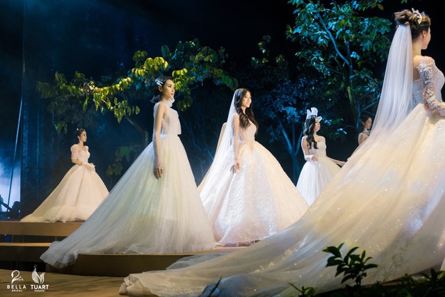 Hoa hậu Thế giới Việt Nam 2019 Lương Thùy Linh kiều diễm trong chiếc váy cưới đính hơn 17 ngàn viên pha lê - Ảnh 10.