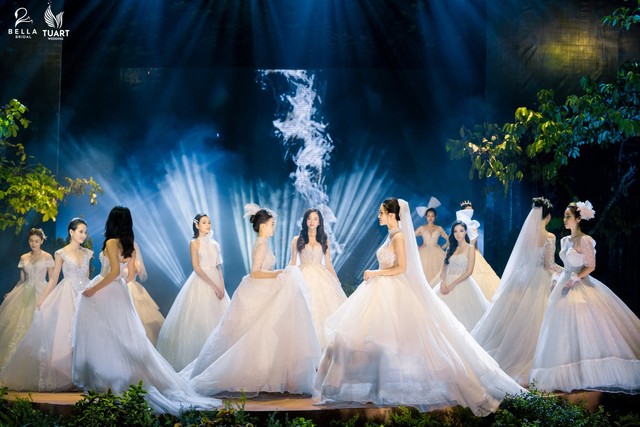Hoa hậu Thế giới Việt Nam 2019 Lương Thùy Linh kiều diễm trong chiếc váy cưới đính hơn 17 ngàn viên pha lê - Ảnh 11.