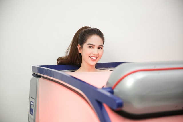 Hết h&egrave; đến nơi, học ngay Ngọc Trinh phục hồi nhan sắc to&agrave;n diện với loạt phương ph&aacute;p l&agrave;m đẹp n&agrave;y - Ảnh 1.