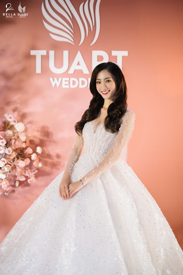 Hoa hậu Thế giới Việt Nam 2019 Lương Thùy Linh kiều diễm trong chiếc váy cưới đính hơn 17 ngàn viên pha lê - Ảnh 1.