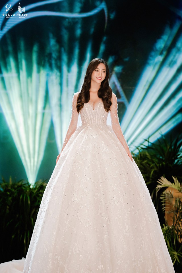 Hoa hậu Thế giới Việt Nam 2019 Lương Thùy Linh kiều diễm trong chiếc váy cưới đính hơn 17 ngàn viên pha lê - Ảnh 2.