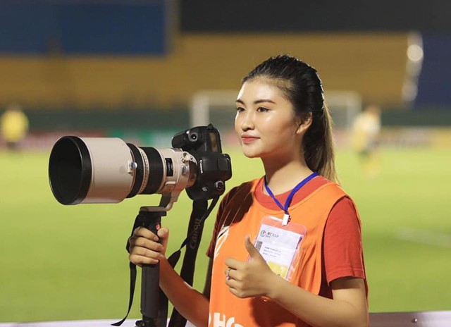 Á khôi fan Barca biến tình yêu bóng đá thành công việc trong mơ tiếp lửa cho cầu thủ Việt - Ảnh 1.