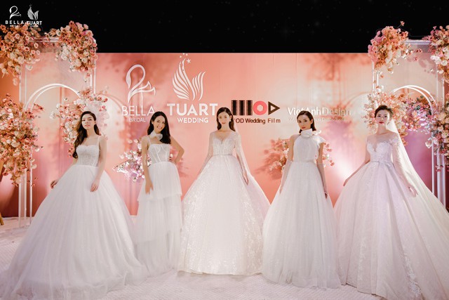 Hoa hậu Thế giới Việt Nam 2019 Lương Thùy Linh kiều diễm trong chiếc váy cưới đính hơn 17 ngàn viên pha lê - Ảnh 4.