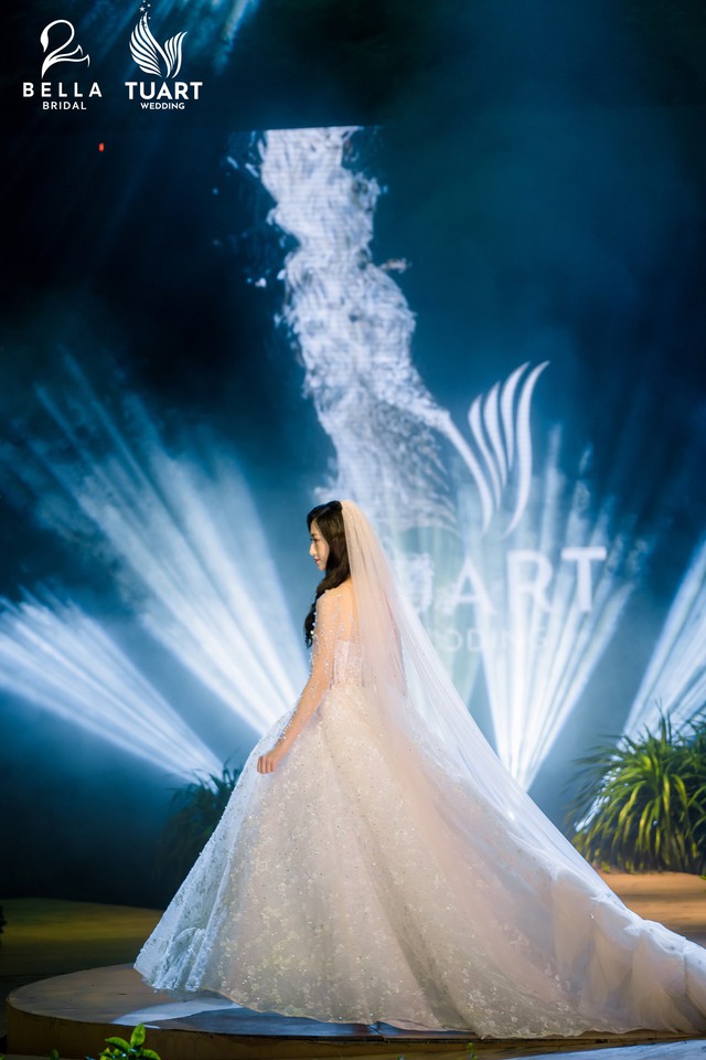 Hoa hậu Thế giới Việt Nam 2019 Lương Thùy Linh kiều diễm trong chiếc váy cưới đính hơn 17 ngàn viên pha lê - Ảnh 9.