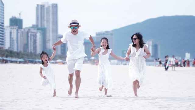 Người ta cuối tuần ngủ nướng, còn gia đình Hồng Đăng, Mạnh Trường lại chăm chỉ rủ nhau đi chạy bộ - Ảnh 2.