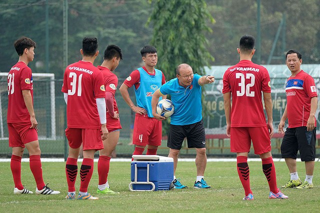 Văn Thanh, Hồng Duy khoe kiểu tóc mới trước trận đấu với Thái Lan, hé lộ cách thầy Park động viên anh em dễ thương hết sức - Ảnh 1.