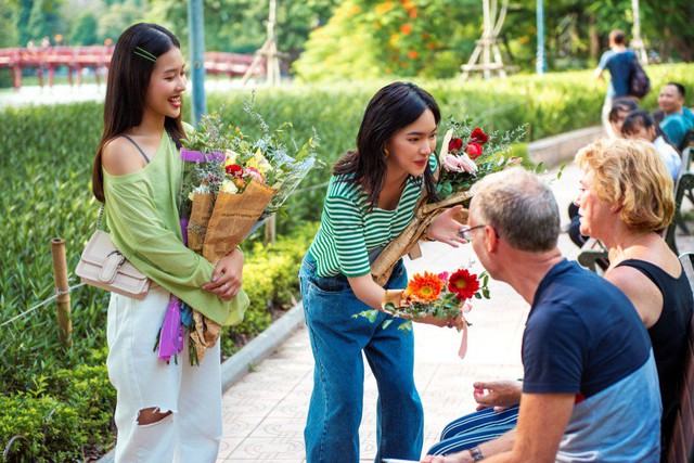 Khả Ngân – Châu Bùi khéo tay, trổ tài bó hoa cực đẹp tặng du khách Hà Nội ở chương trình City Girls - Ảnh 4.