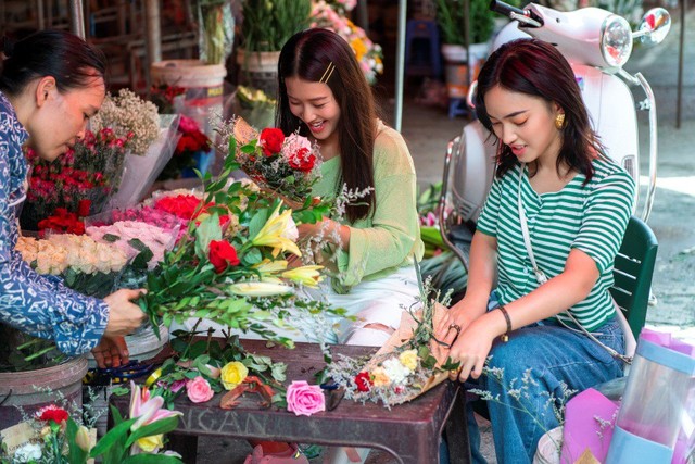 Khả Ngân – Châu Bùi khéo tay, trổ tài bó hoa cực đẹp tặng du khách Hà Nội ở chương trình City Girls - Ảnh 3.