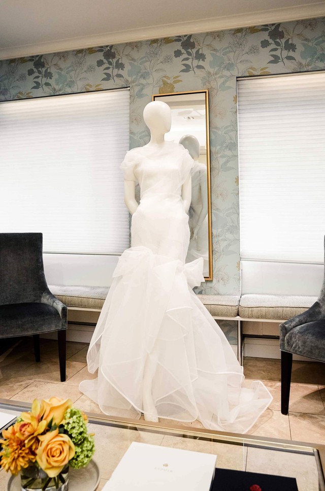 Ngắm váy cưới của nhà thiết kế Việt tại tiệm đồ cưới nổi tiếng New York - Ảnh 3.