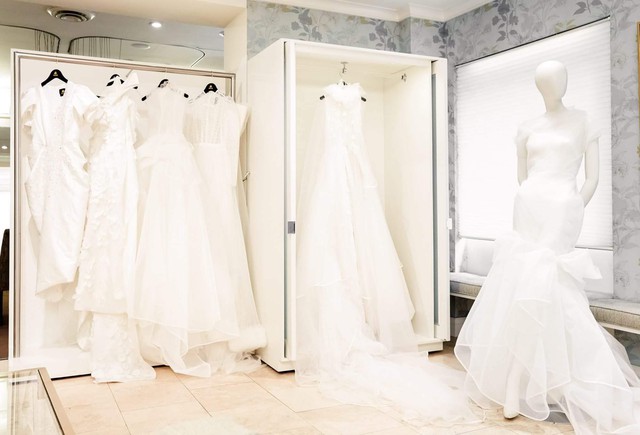 Ngắm váy cưới của nhà thiết kế Việt tại tiệm đồ cưới nổi tiếng New York - Ảnh 1.