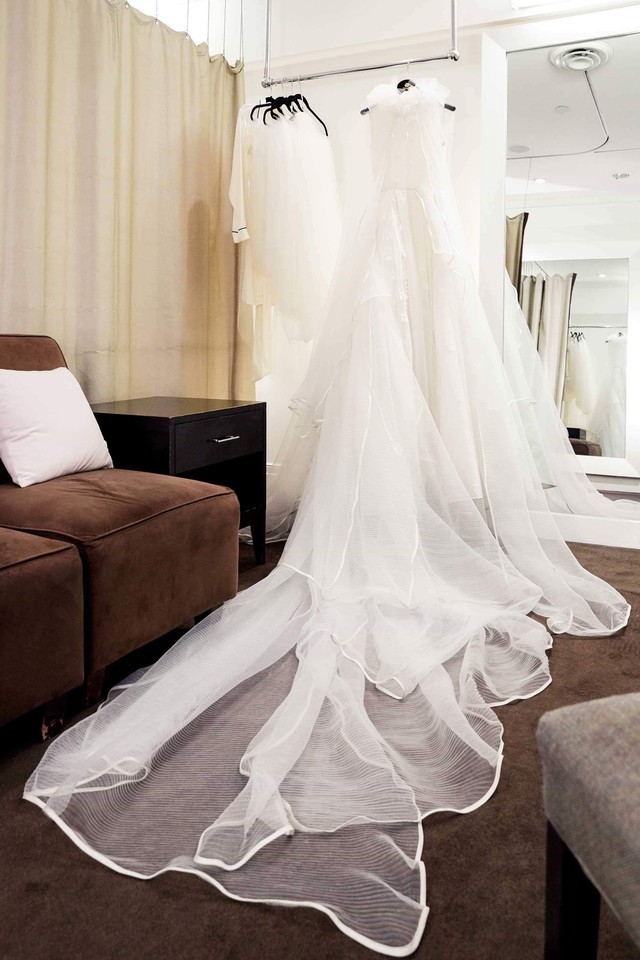 Ngắm váy cưới của nhà thiết kế Việt tại tiệm đồ cưới nổi tiếng New York - Ảnh 2.