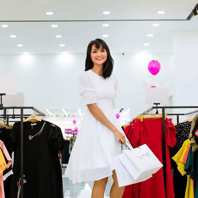 H’Hen Niê tươi tắn shopping dù bận rộn với Miss Universe Viet Nam 2019 - Ảnh 2.