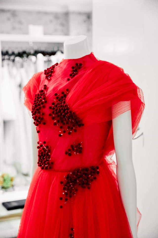Ngắm váy cưới của nhà thiết kế Việt tại tiệm đồ cưới nổi tiếng New York - Ảnh 4.