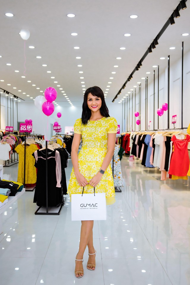 H’Hen Niê tươi tắn shopping dù bận rộn với Miss Universe Viet Nam 2019 - Ảnh 3.