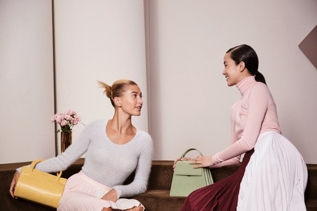 Si&ecirc;u mẫu quốc tế Hailey Bieber v&agrave; Xiao Weng trở th&agrave;nh gương mặt đại diện mới cho chiến dịch m&ugrave;a thu của CHARLES & KEITH - Ảnh 1.
