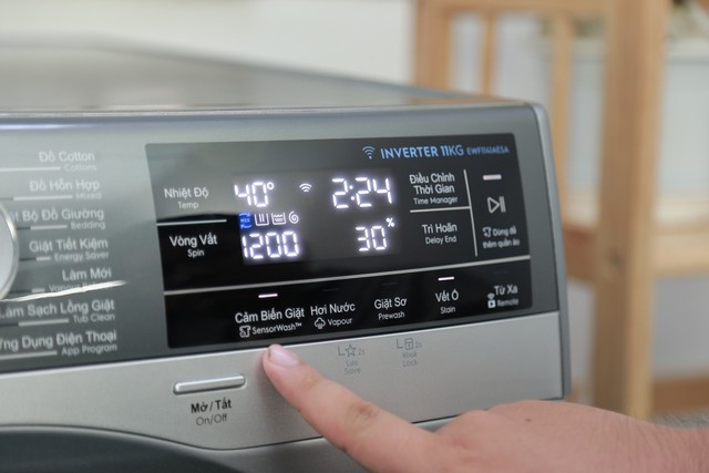 Không giặt tay mà quần áo vẫn sáng mới bền lâu? Chuyện nhỏ với máy giặt Electrolux UltimateCare 900 - Ảnh 1.