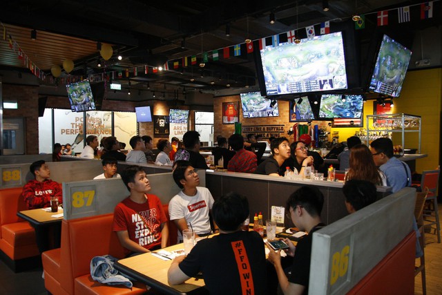 Nhà hàng thể thao phong cách Mỹ - Nơi hội ngộ của fan eSports Việt - Ảnh 2.