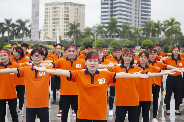 Tân sinh viên TTTH (T3H) nhảy flashmode chào đón Quốc khánh - Ảnh 2.