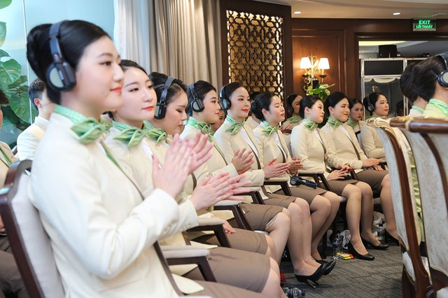 Ngắm dàn tiếp viên hàng không Bamboo Airways được ông Trịnh Văn Quyết cho “lên sóng” - Ảnh 2.