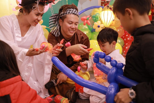 “Trung thu ấm áp - Cùng Grab sẻ chia”: Chia sẻ “Tết đoàn viên” với gia đình tài xế công nghệ - Ảnh 1.