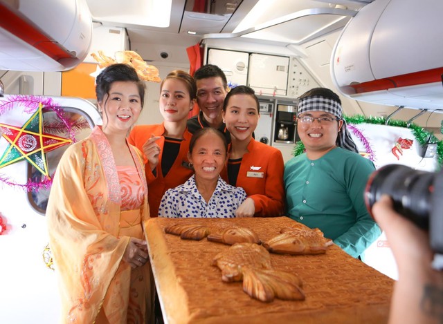 Bắt gặp Bà Tân Vlog mang bánh Trung thu siêu to khổng lồ lên máy bay - Ảnh 1.