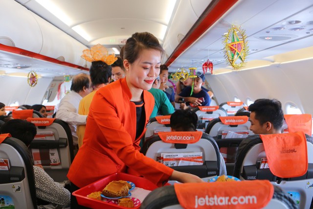 Bắt gặp Bà Tân Vlog mang bánh Trung thu siêu to khổng lồ lên máy bay - Ảnh 3.