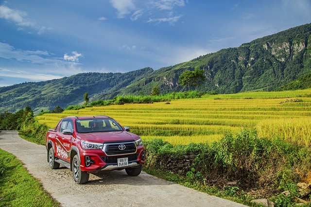 Khám phá Y Tý mùa vàng cùng bạn đồng hành Toyota Hilux - Ảnh 2.