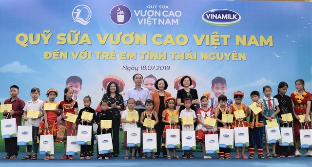 Quỹ sữa Vươn Cao Việt Nam: Để mọi trẻ em đều được uống sữa mỗi ngày - Ảnh 1.
