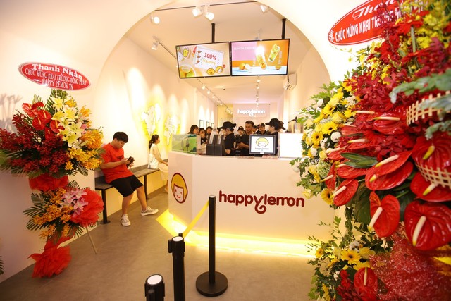 Trúc Nhân và Fabo Nguyễn gây náo loạn cả khu phố trà sữa, Happy Lemon chính thức đổ bộ thị trường Việt Nam - Ảnh 1.