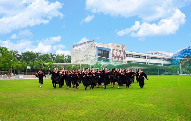 Nh&igrave;n trường nh&agrave; người ta l&agrave;m lễ tốt nghiệp n&agrave;y, kh&ocirc;ng phải ở T&acirc;y đ&acirc;u, ngay giữa H&agrave; Nội m&igrave;nh đấy! - Ảnh 1.