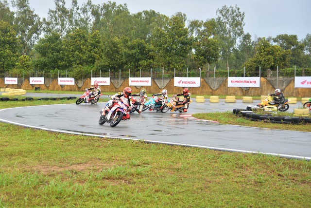 VMRC 2019 chặng 4: Bọt mưa quyện kh&oacute;i đua - Ảnh 7.