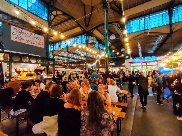 Một vòng trải nghiệm Markthalle Neun, thánh địa street food của “Vương Quốc Bia” - Ảnh 9.