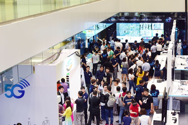 Người d&acirc;n TP.HCM th&iacute;ch th&uacute; trải nghiệm tốc độ 5G v&agrave; c&aacute;c dịch vụ IoT của Viettel - Ảnh 1.